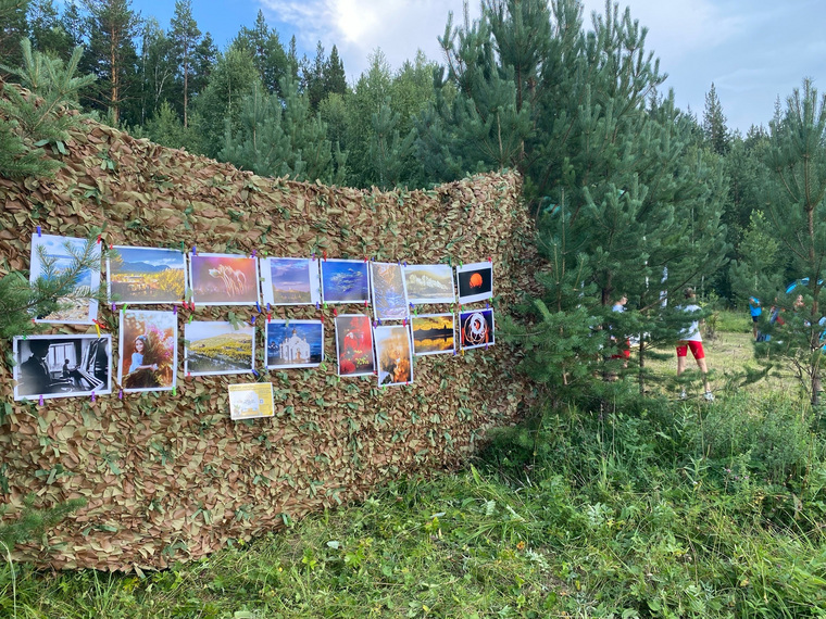Гостям устроили небольшую фотовыставку красот родного края