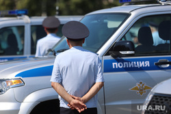 Губернатор Вадим Шумков вручает ключи от новых машин сотрудникам регионального управления МВД. Курган, машина полиции, полиция, сотрудник полиции, наряд полиции