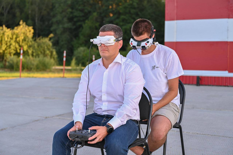 Губернатор ЯНАО Дмитрий Артюхов попробовал себя в роли пилота FPV-дрона
