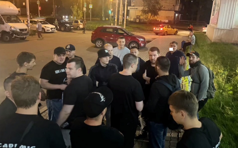 Молодые люди объединились, чтобы найти преследователей и заставить их извиниться