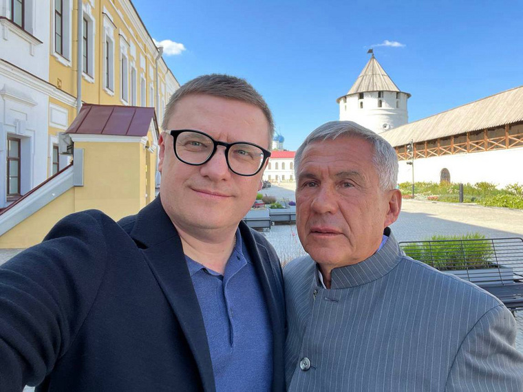 Губернатора Алексея Текслера (слева) в Казани встретил глава республики Рустам Минниханов (справа)
