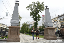 Копии исторических столбов Московской заставы. Екатеринбург, проспект ленина, аллея на ленина, московская застава, западная граница екатеринбурга