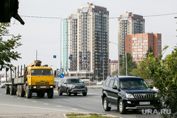 Виды города. Тюмень, новостройки, дорога, автомобили, тюмень, панелька, виды тюмени, квартал