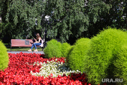 Виды города. Екатеринбург, девушка, скамейка, клумба, парк, лето, городские цветы, лето в городе