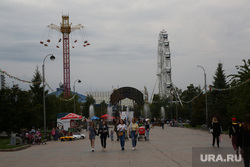 Акция к празднованию дня Российского флага. Тюмень, лето, аттракционы, пешеходы, день флага рф, цветной бульвар