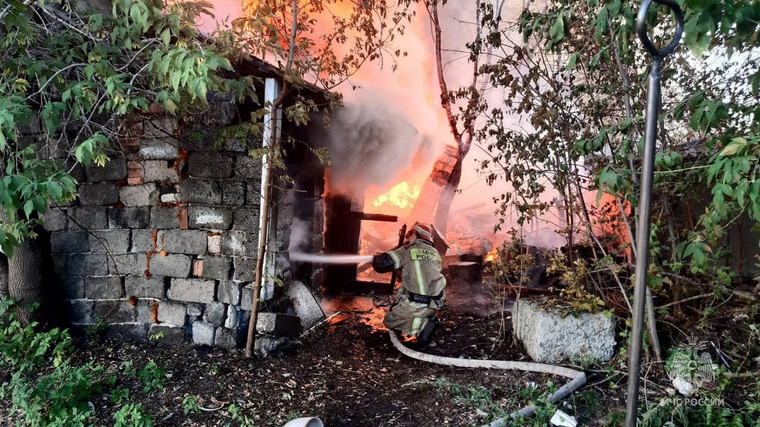 На Широкой речке вспыхнул пожар на площади 120.кв.м