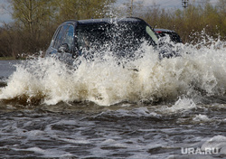 Паводок шоссе Тюнина. Курган, машина в воде, паводок