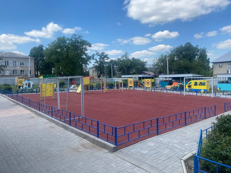Детский сад Волновахи оснастили новыми игровыми и спортплощадками
