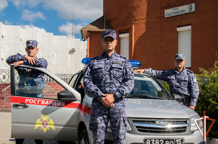 Кирилл Тукмашов (в центре) вовремя пришел на помощь женщинам и ребенку