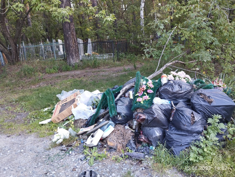 Воскресенское кладбище в Шадринске завалено мусором и ветками