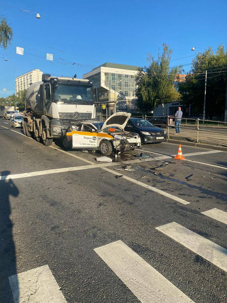 Бетономешалка врезалась в такси в Москве