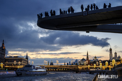 Зимняя Москва, город москва, вечер, парк зарядье, парящий мост, достопримечательности москвы