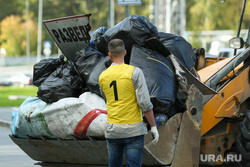 Микрорайон «Светлый» проект TEN, trashtag челлендж. Екатеринбург, мусор, бульдозер, человек, люди, участники, отходы, уборка территории, мерч, ten, мусорный пакет, тен