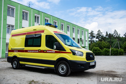 Вертолёт Центра медицины катастроф с пострадавшим в ДТП в городе Лесном, приземлившийся на поле стадиона «Локомотив-Изумруд». Екатеринбург, машина реанимации, реанимация, машина скорой медицинской помощи