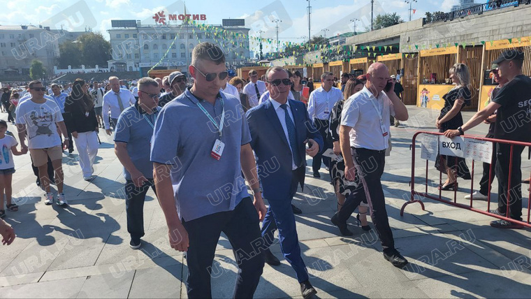 Алексей Орлов впервые появился в окружении охранников