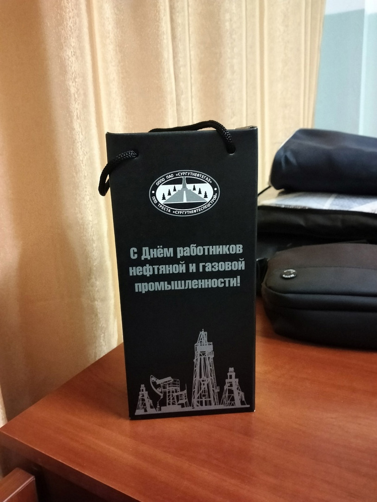 Подарок для нефтяников треста «Сургутнефтеспецстрой» (подразделение «Сургутнефтегаза»)