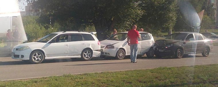 В Кургане произошла авария четырех автомобилей (в кадр попали только три машины)