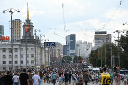 Тысячи екатеринбуржцев гуляют на улицах города