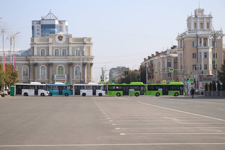 Для ограничения движения в местах проведения праздника выставлены автобусы