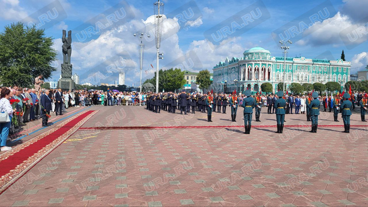 Аркадий Чернецкий (слева) простоял в одиночестве несколько минут