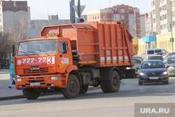 В центр Екатеринбурга выехали спецмашины на уборку города. Видео