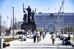 Повседневная жизнь. Пермь, пешеходная аллея, эспланада, памятник героям фронта и тыла