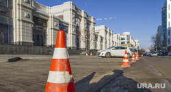 Парковки прилегающие к ТЦ и БЦ. Екатеринбург, парковка, дорожный конус