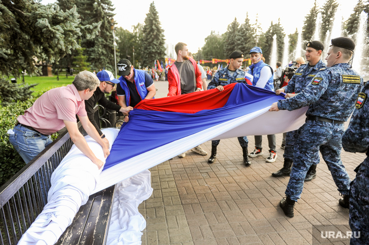 В честь Дня Государственного флага РФ в центре Челябинска развернули 30-метровый триколор. Челябинск