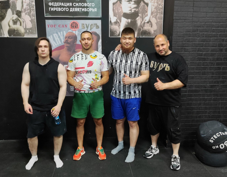 Курганец Азамат Бектасов (на фото — второй справа) в силовом девятиборье поднял в сумме гири массой более 900 кг