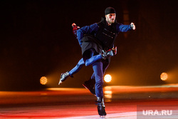 Фигурист Костомаров впервые вышел на лед после ампутации стоп. Видео