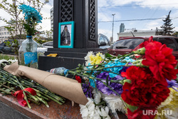 Стихийный мемориал в память об убитом студенте из Габона. Екатеринбург, стихийный мемориал, нджелассили франсуа, студент из габона