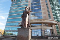 Статуя Фемиды у краевого арбитражного суда. Пермь, фемида, правосудие