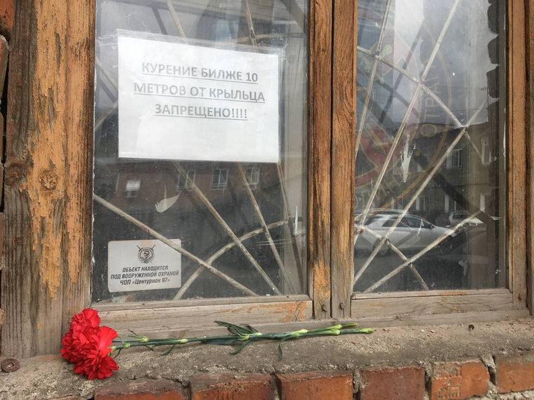 Екатеринбуржцы несут цвету к штабу ЧВК «Вагнер»