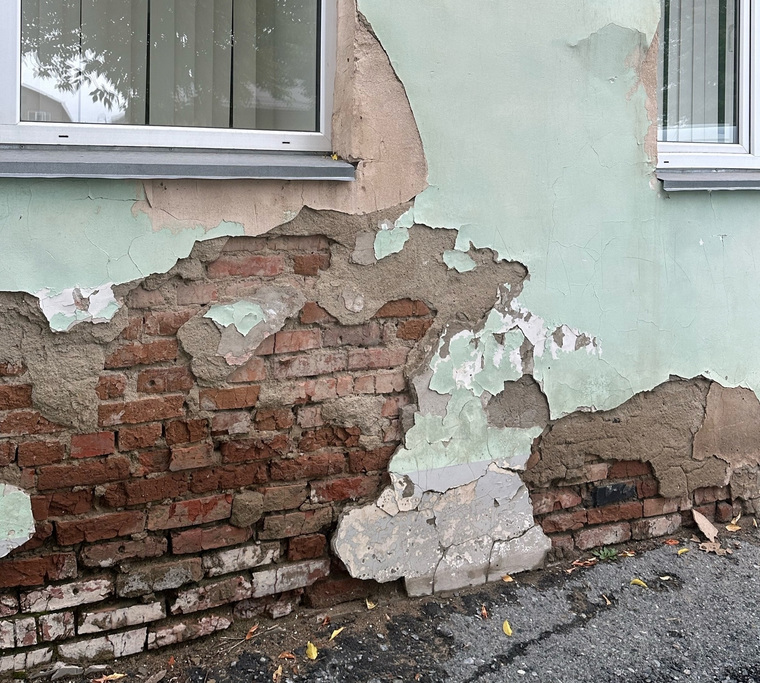 Жители Ишима боятся близко подходить к зданию больницы