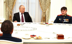 Владимир Путин принял экипаж танка «Алеша» в Кремле