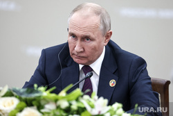 Президент России Владимир Путин и глава президентского совета Ливиии Мухаммед аль-Менфи во время двусторонней встречи. Санкт-Петербург, путин владимир