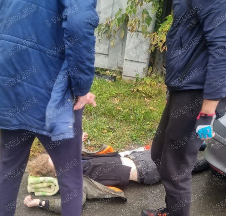 После аварии прохожие вытащили водителя иномарки из салона