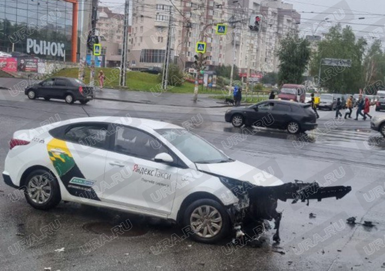 Владелица машины такси не пострадала