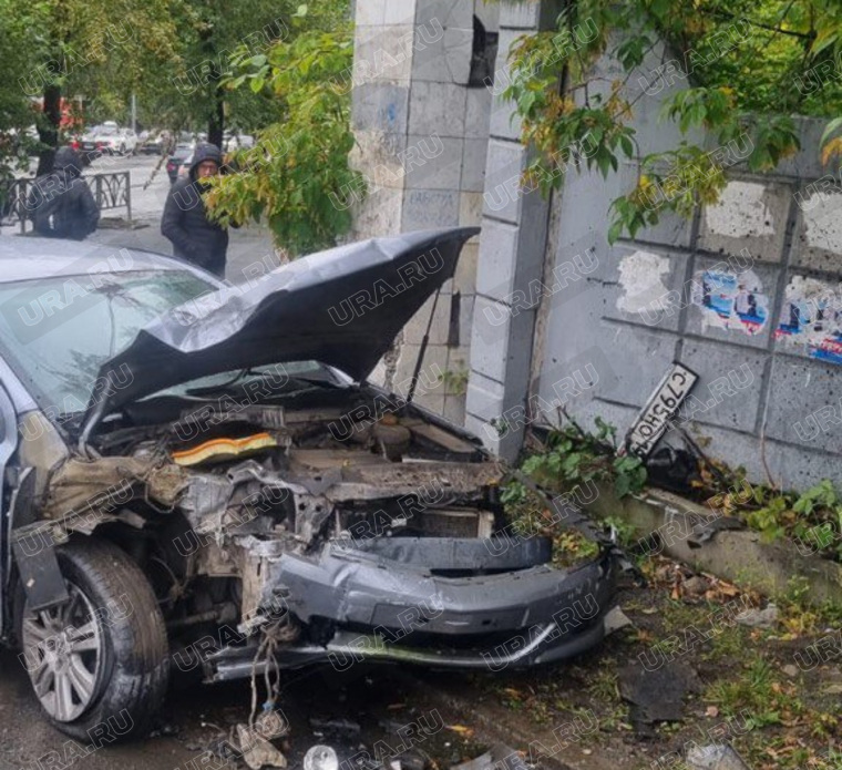 Машина врезалась в ограждение Михайловского кладбища