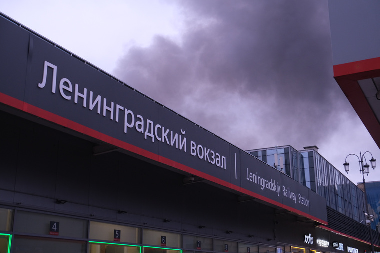 Дым от пожара виден в нескольких местах российской столицы