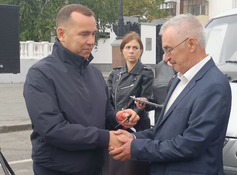 Губернатор Вадим Шумков вручил ключи главврачам больниц