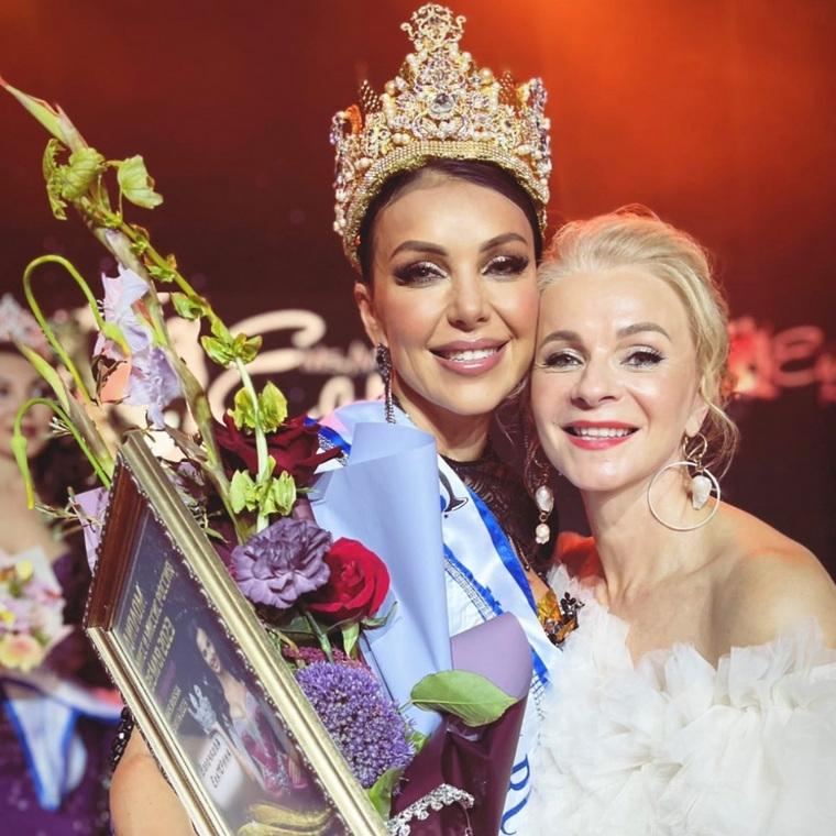 Родные и друзья приехали в Москву на финал конкурса поддержать Екатерину Волочкову (слева)