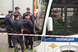 Последствия атаки БПЛА по адресу Ленинский проспект 92к1. Москва, перекрытие, полиция, оцепление, полицейский, оцепление чп