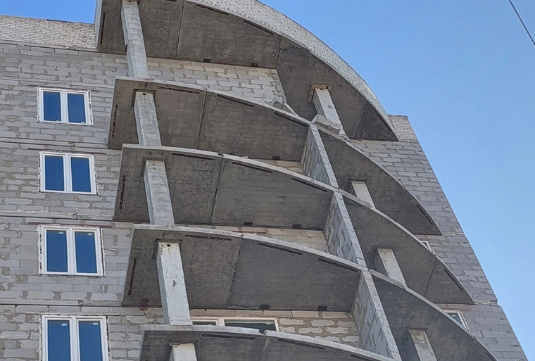 Горожане считают, что камни падают с балкона недостроенного в Кургане здания