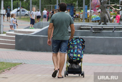 Разное. Курган, отцовство, отец, папа с коляской, мужчина с коляской