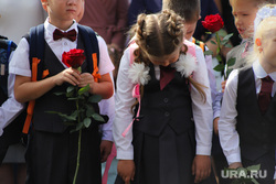 Торжественная линейка в гимназии № 27. Курган, школьная линейка, ученики, школа, школьники, 1 класс, первоклассники, цветы, 1 сентября