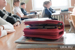 Визит врио губернатора Курганской области Шумкова Вадима в Шадринск, ученики, школа, школьная парта, пенал