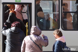 Город. Курган, автобусная остановка, автобус, общественный транспорт, пассажиры, пассажиры автобуса