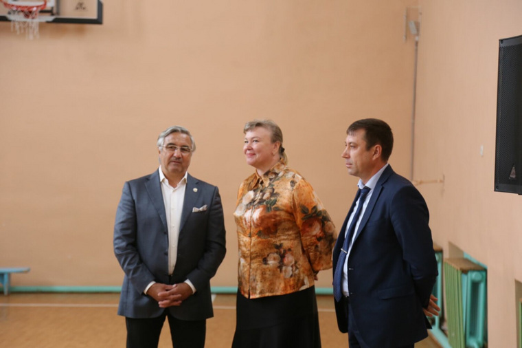 Также школьников с 1 сентября поздравила директор курганского депостроя Ирина Саблукова и глава Шадринского округа Дмитрий Жуков
