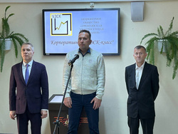 В Новом Уренгое в открытии класса энергетиков принял участие Андрей Воронов (на фото в центре)